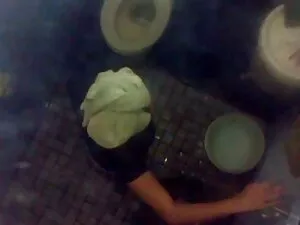 Pelirroja se desnuda ...